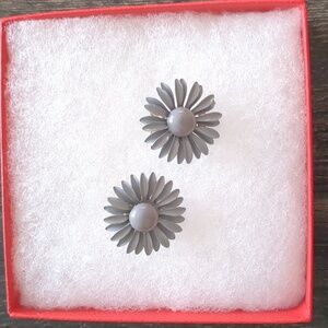 Vintage Gray Enameled Daisy Clip On Statement Earrings
